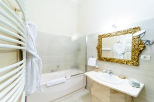 Koupelna v ubytování Picasso Boutique Hotel + 37 fotografií