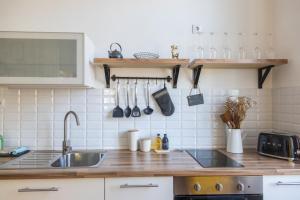 A kitchen or kitchenette at Goger Apartman