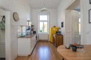 A kitchen or kitchenette at Goger Apartman