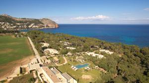 eine Luftansicht eines Hauses und des Ozeans in der Unterkunft Pleta de Mar, Grand Luxury Hotel by Nature - Adults Only in Canyamel