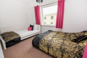a bedroom with two beds and a window at Brighton Townhouse - Central- by Brighton Holiday Lets in Brighton & Hove