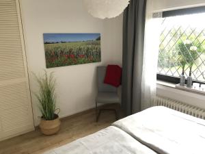 - une chambre avec un lit, une fenêtre et une chaise dans l'établissement Burgblick, à Nideggen