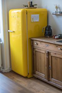 A kitchen or kitchenette at Goger Apartman