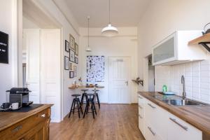 A kitchen or kitchenette at Goger Apartman