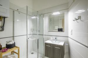 A bathroom at Goger Apartman