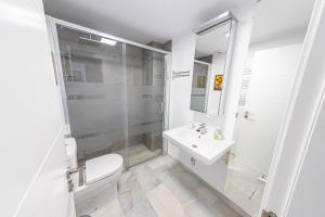 Kúpeľňa v ubytovaní Stylish 3 Bedroom Apartment at the Heart of Nueva Andalucia Close to Centro Plaza