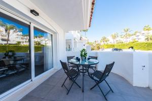 Balkón alebo terasa v ubytovaní Stylish 3 Bedroom Apartment at the Heart of Nueva Andalucia Close to Centro Plaza