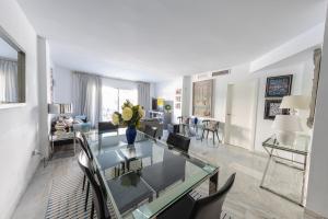 Kuchyňa alebo kuchynka v ubytovaní Stylish 3 Bedroom Apartment at the Heart of Nueva Andalucia Close to Centro Plaza