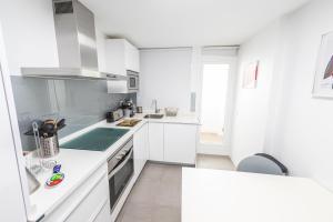 Kuchyňa alebo kuchynka v ubytovaní Stylish 3 Bedroom Apartment at the Heart of Nueva Andalucia Close to Centro Plaza