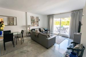 Posedenie v ubytovaní Stylish 3 Bedroom Apartment at the Heart of Nueva Andalucia Close to Centro Plaza