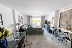 Posedenie v ubytovaní Stylish 3 Bedroom Apartment at the Heart of Nueva Andalucia Close to Centro Plaza