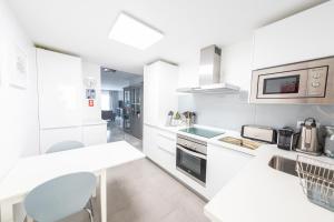 Kuchyňa alebo kuchynka v ubytovaní Stylish 3 Bedroom Apartment at the Heart of Nueva Andalucia Close to Centro Plaza
