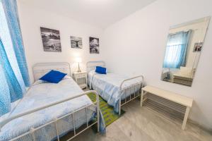 Posteľ alebo postele v izbe v ubytovaní Stylish 3 Bedroom Apartment at the Heart of Nueva Andalucia Close to Centro Plaza