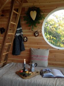 Posteľ alebo postele v izbe v ubytovaní Treehouse escape