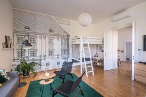 ein Wohnzimmer mit einem Sofa und Stühlen in der Unterkunft Goger Apartman in Sopron