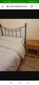 een slaapkamer met een bed en een houten tafel bij Memory Homes MM H in Manchester