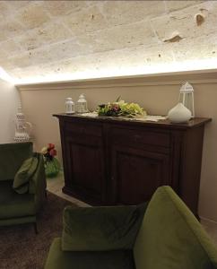 ein Wohnzimmer mit einem Schrank mit Blumen darauf in der Unterkunft In & Out Matera in Matera