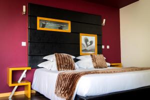 Schlafzimmer mit einem großen Bett mit einem schwarzen Kopfteil in der Unterkunft Hotel Muchacho in Macedo de Cavaleiros