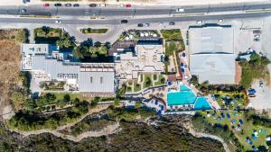 Bazén v ubytování Sirene Beach Hotel nebo v jeho okolí