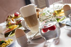 una mesa con platos de comida y copas de champán en Hotel Gringo, en Piła