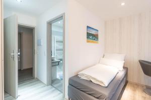 Schlafzimmer mit einem Bett und einem Spiegel in der Unterkunft Messe-Hotelzimmer-Einzimmerappartement in Leverkusen