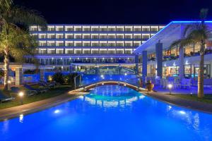 Bazén v ubytování Oceanis Beach Hotel nebo v jeho okolí