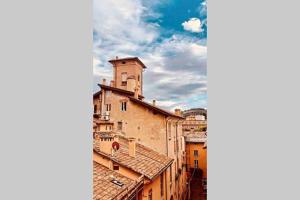 - une vue sur un vieux bâtiment avec une tour dans l'établissement Studio de Poeti, à Bologne
