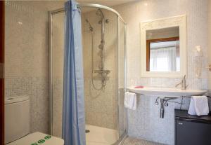 Koupelna v ubytování Hostal Los Canteros + 29 fotografií