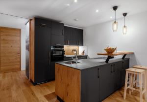 Kuchyň nebo kuchyňský kout v ubytování Verwall Apartment Arlberg - mit Sauna, Balkon und Skiraum