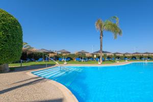 Bazén v ubytování Oceanis Beach Hotel nebo v jeho okolí