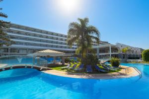 Bazén v ubytovaní Oceanis Beach Hotel alebo v jeho blízkosti