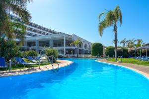 Bazén v ubytování Oceanis Beach Hotel nebo v jeho okolí