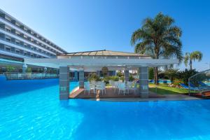 Bazén v ubytování Oceanis Beach Hotel nebo v jeho okolí