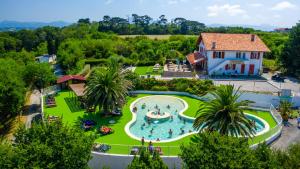 Una vista aérea de una gran piscina en un parque. en Camping Erreka, en Bidart