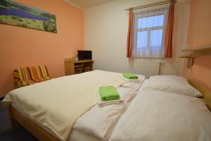 Llit o llits en una habitació de Hotel Emeran