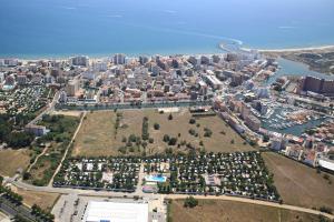 une vue aérienne sur une ville avec un parc dans l'établissement Camping Rodas, à Roses