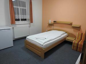 Llit o llits en una habitació de Hotel Emeran