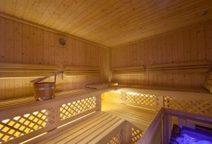 pusta drewniana sauna z wiadrem w środku w obiekcie Sporthotel Kalcherhof w mieście Racines