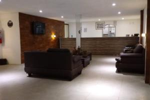 uma sala de estar com sofás e cadeiras num quarto em Pousada Agreste Water Park em Caruaru