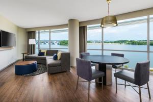 Hyatt Place National Harbor tesisinde bir oturma alanı