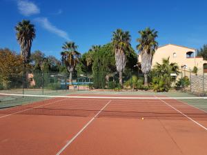 Tenis alebo squash v ubytovaní Superbe appartement au calme proche de la plage alebo jeho okolí