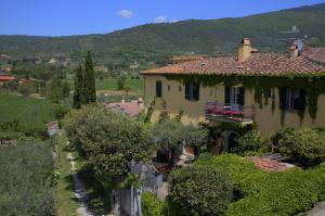 een huis met een balkon aan de zijkant bij Villa Toppani Del Sodo in Cortona