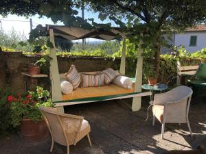 een bank met kussens in de tuin bij Villa Toppani Del Sodo in Cortona