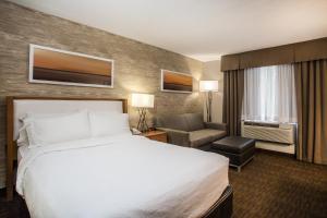 Un pat sau paturi într-o cameră la Holiday Inn Saratoga Springs, an IHG Hotel