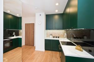 Kuchnia lub aneks kuchenny w obiekcie Apartamenty "Bastion Wałowa'' Q4Apartments