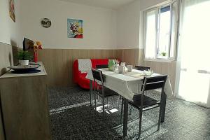 una sala da pranzo con tavolo e alcune sedie di Nettuno 1A a Lido di Pomposa