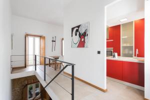 Un escalier mène à une cuisine et à un salon. dans l'établissement Alfama Design Villa, à Lisbonne