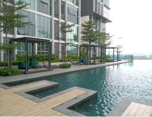 Bazén v ubytovaní Seri Kembangan Facilities Level Free WIFI Cozy Home - 3Elements alebo v jeho blízkosti