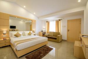 Un pat sau paturi într-o cameră la De Lagom Comforts , Comfortable Rooms with Pool & Breakfast - Near Anjuna Beach +35 fotografii