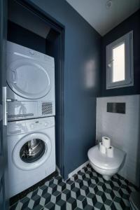 uma casa de banho com uma máquina de lavar roupa e um WC em 1628 - Loft Champs Elysées Olympic Games 2024 em Paris
